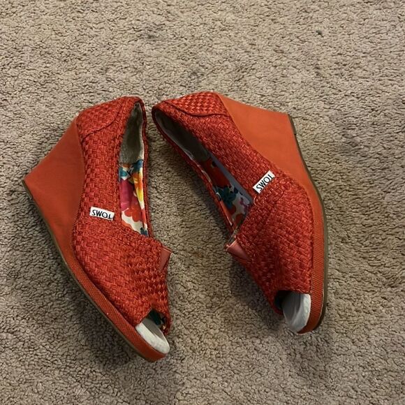 Tom’s red wedge peep toe 7.5 - Picture 7 of 8